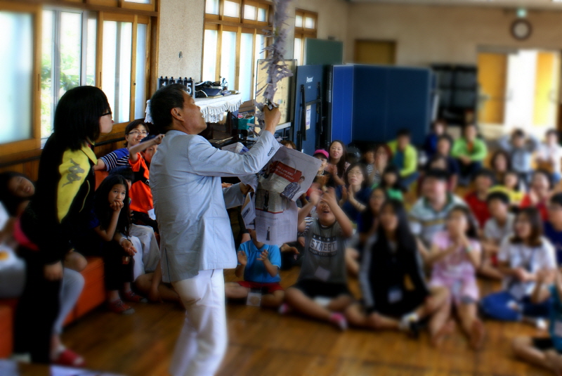 마술 선보이는 봉사단