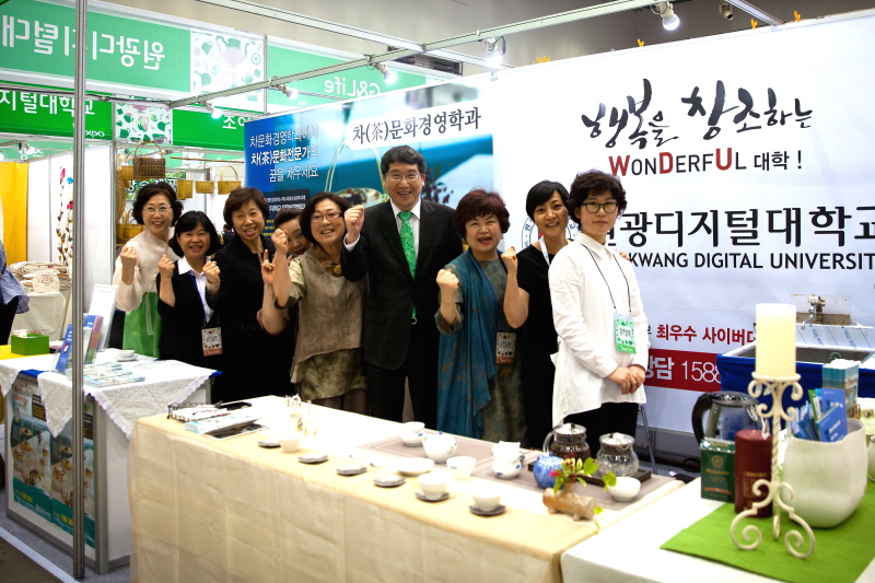 학생들과 남궁문 총장