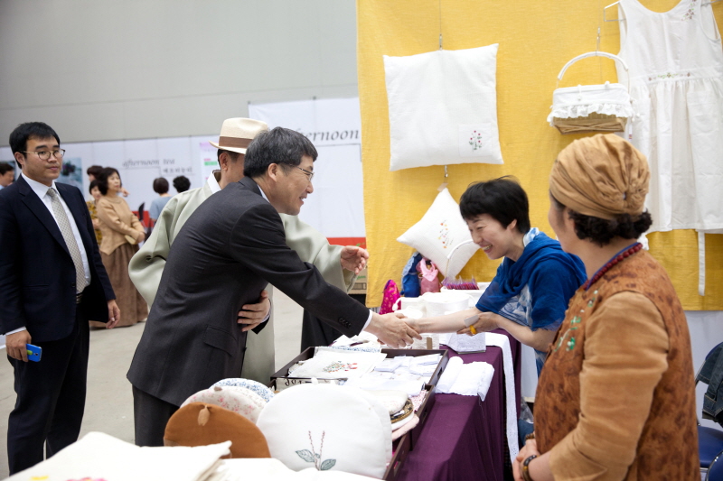 학생들을 격려하는 남궁문 총장