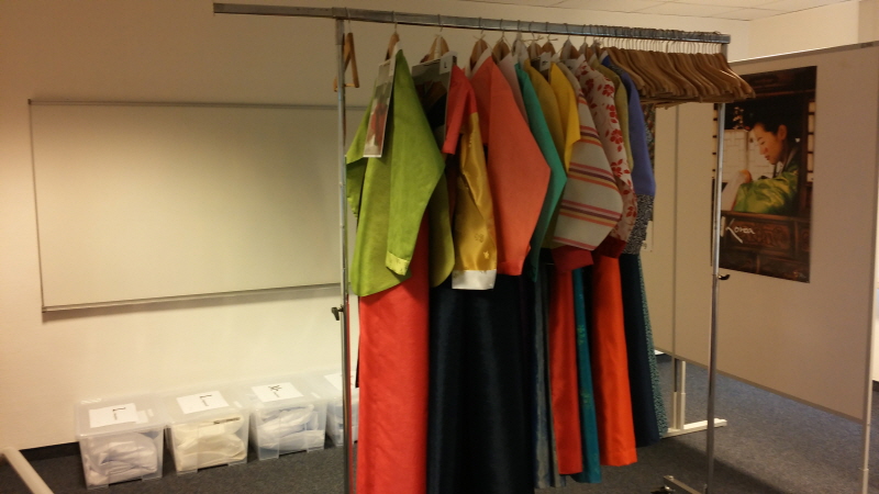 한국복식과학학과에서 만든 한복 모습