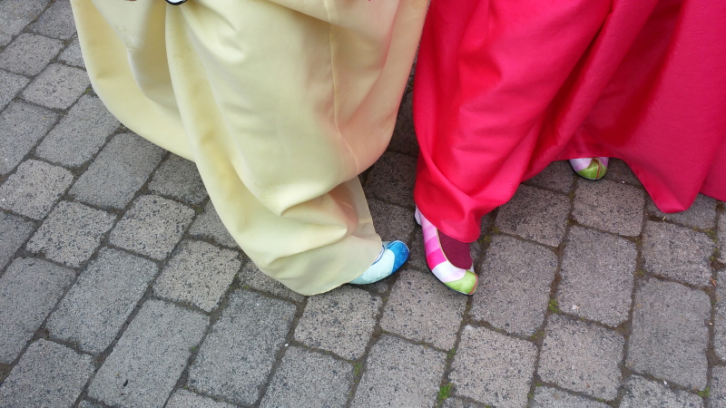 한복 신발을 신은 모습