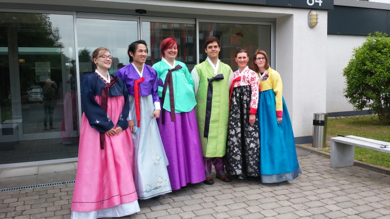 보훔대학교 학생들이 한복을 입어보고 있는 모습