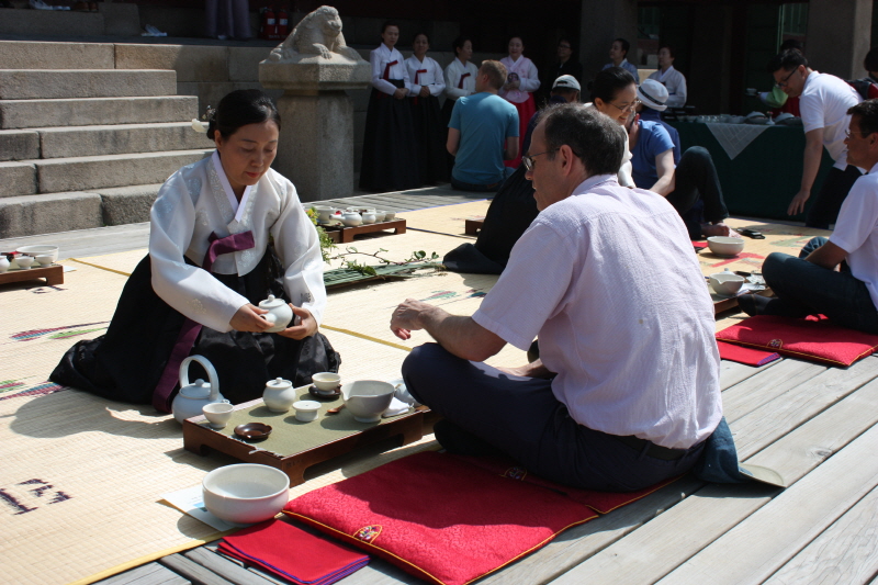 주지사 부부에게 차를 대접하는 학생들