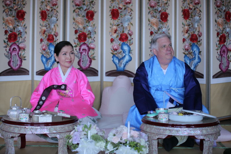 설명을 경청하는 주지사 부부