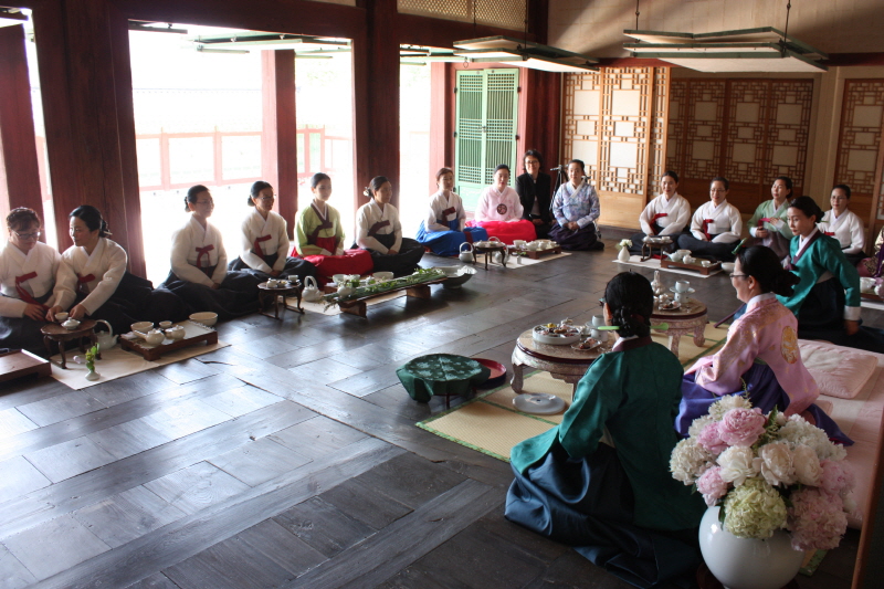 차를 준비하는 모습