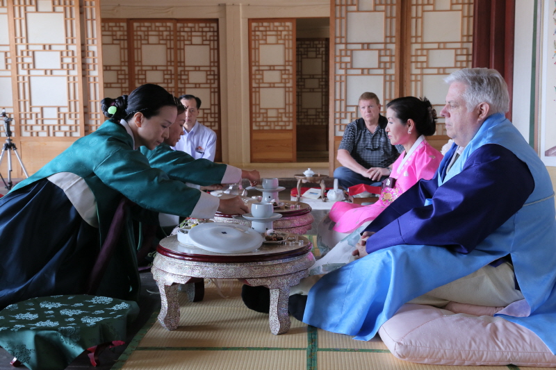 차를 따르는 차문화경영학과 학생들