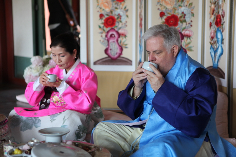 차를 마시는 주지사 부부 일행