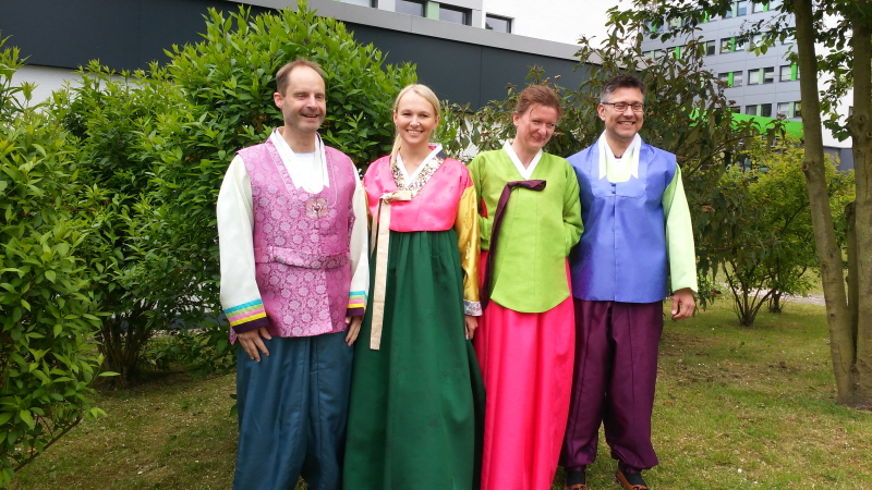 한복 입은 학생들 모습