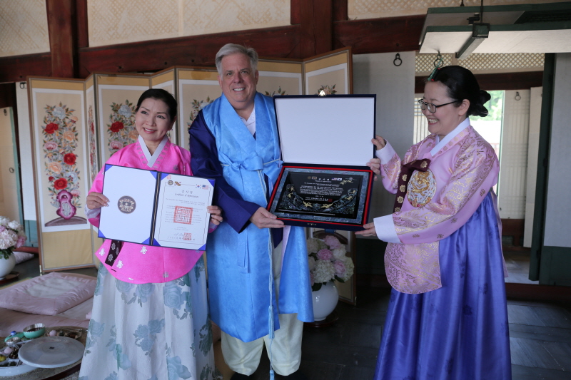 감사패 받은 주지사 부부