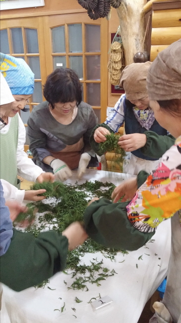 제다 실습에 열중하는 학생들