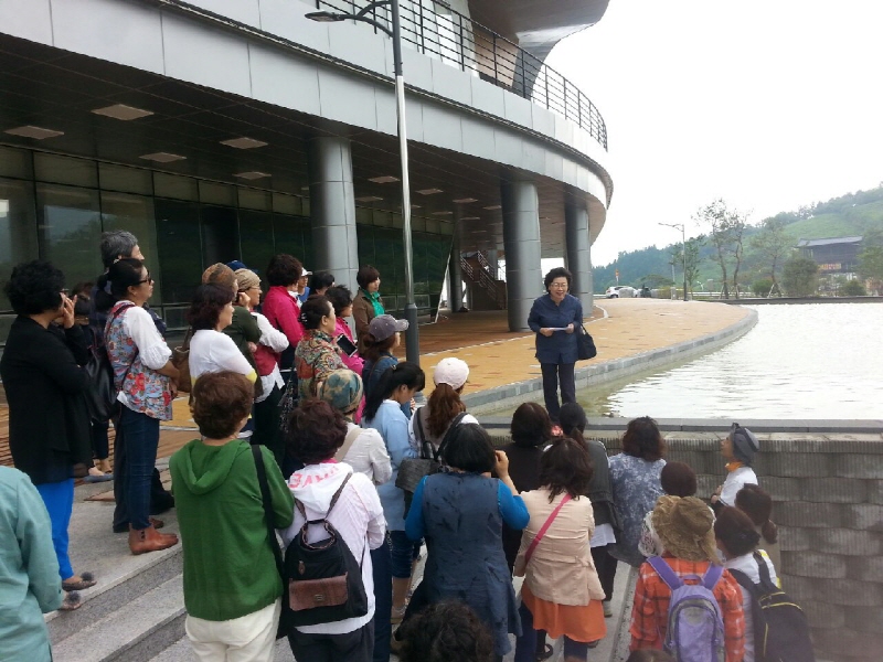 손연숙 교수가 학생들에게 설명하는 모습