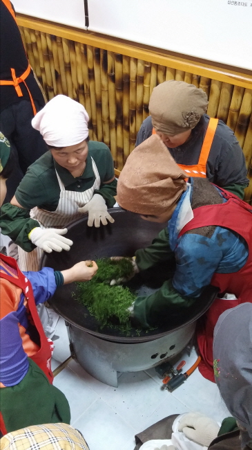 제다 실습을 하고 있는 학생들