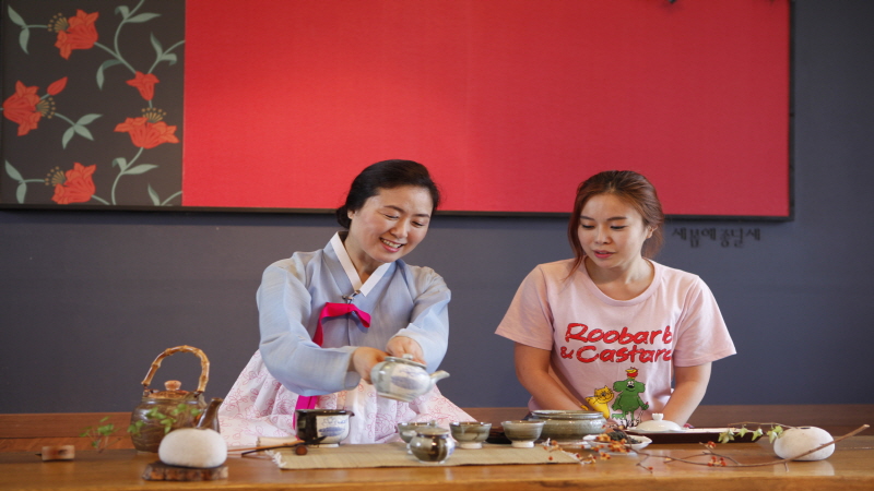 차를 마시는 모습