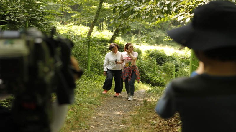 촬영 진행하는 교수와 리포터