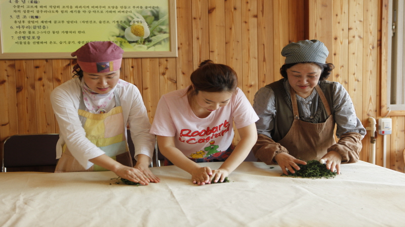 차만들기 체험하는 모습