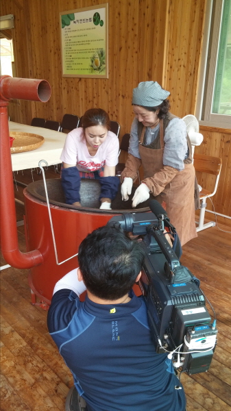 체험하는 리포터와 관계자 모습