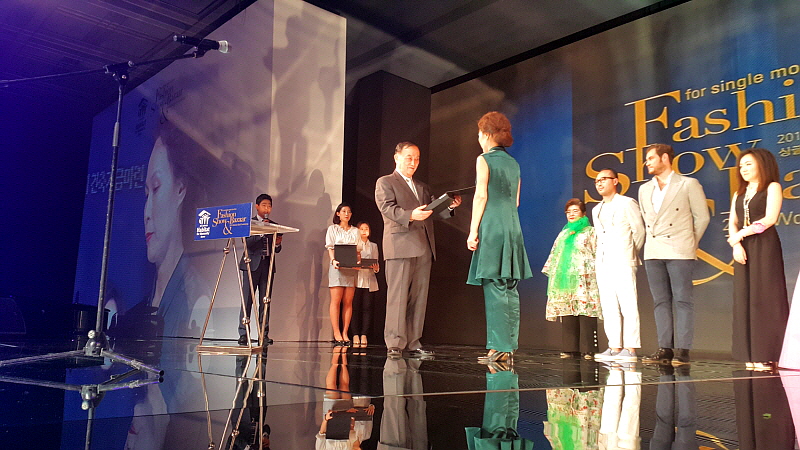 김혜순 교수 감사패 수상 모습