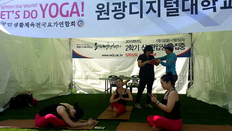 요가 동작으로 몸을 푸는 학생들