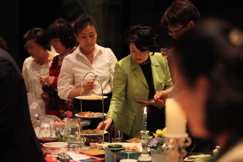 티를 즐기는 학생들 모습