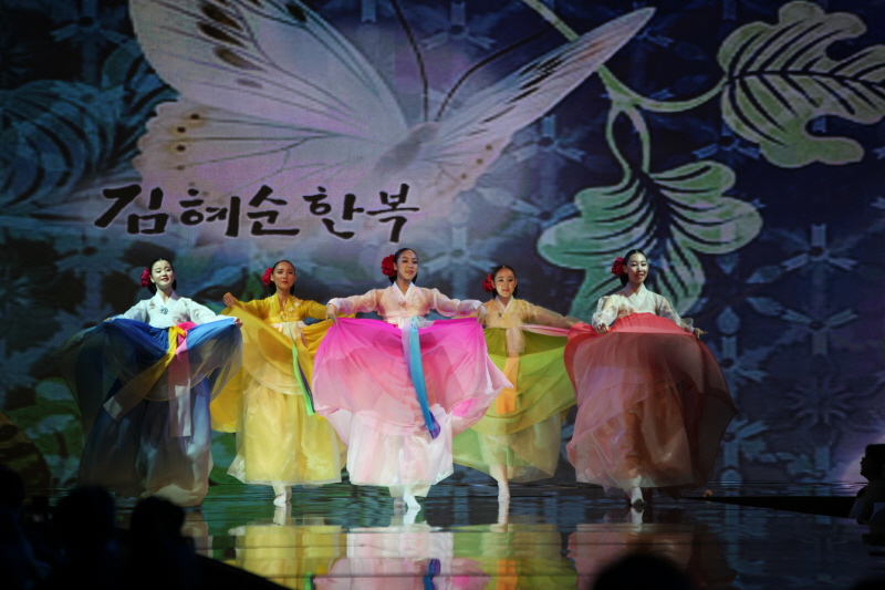 김혜순 교수가 진행한 한복 패션쇼