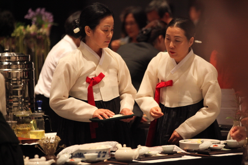 티 세레모니 준비하는 학생들