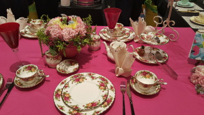 찻잔이 세팅된 모습