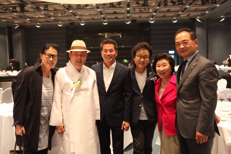 이진수 교수와 초청객들 모습