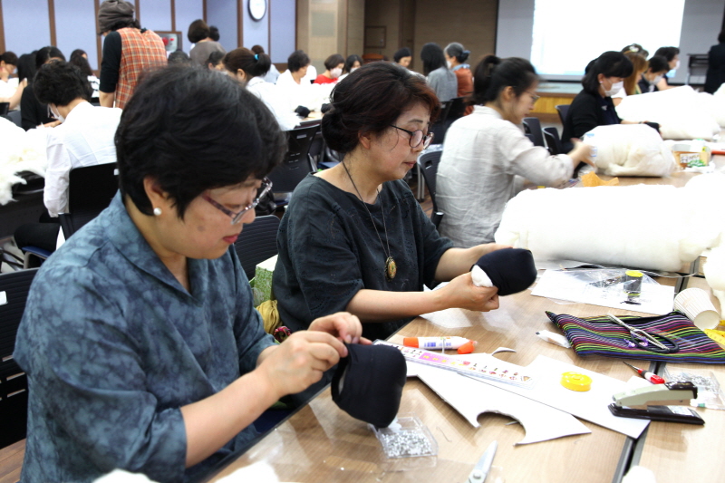 족두리 만드는 학생들 모습