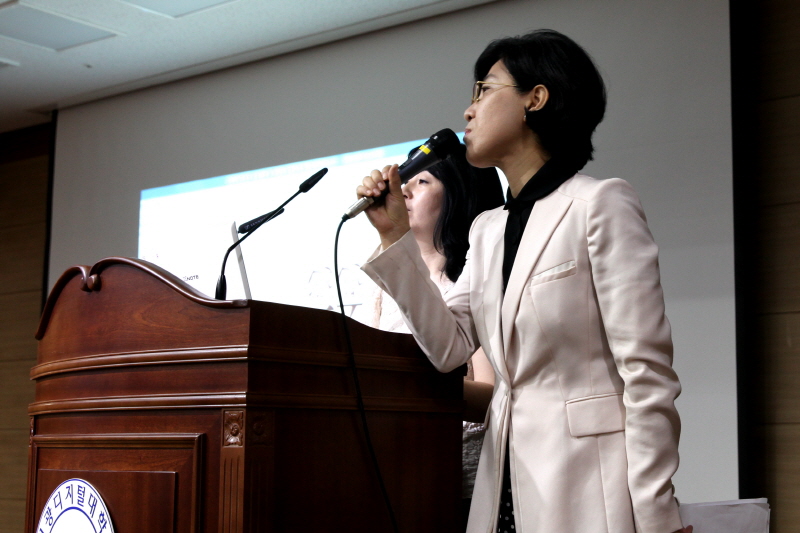지수현 교수 인사말하는 모습