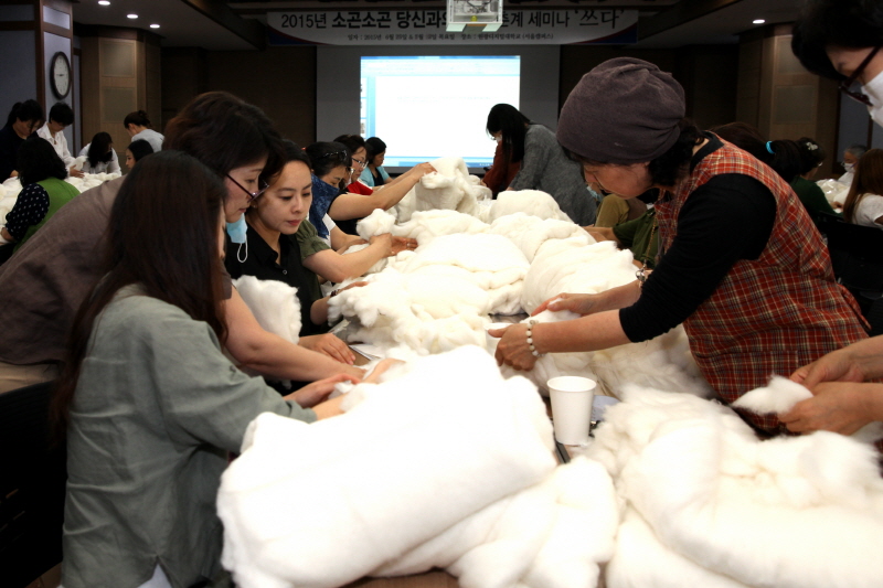 족두리에 솜을 넣는 학생들