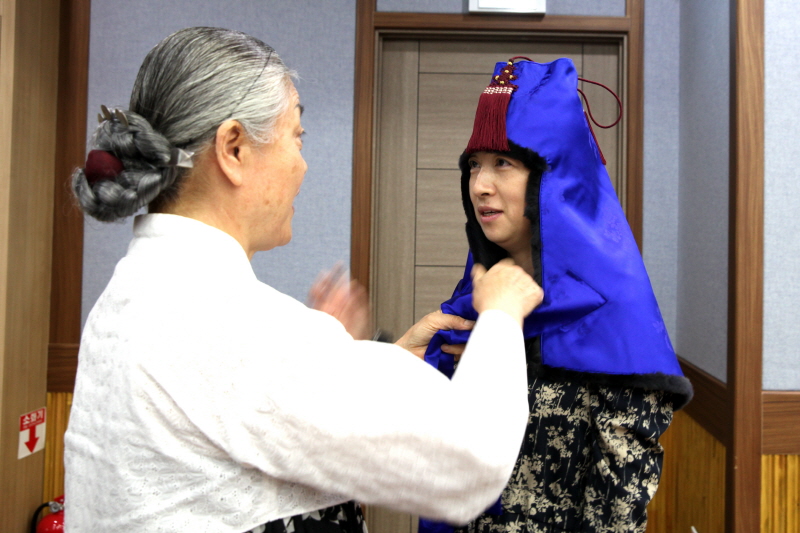 학생들이 처네를 체험하는 모습