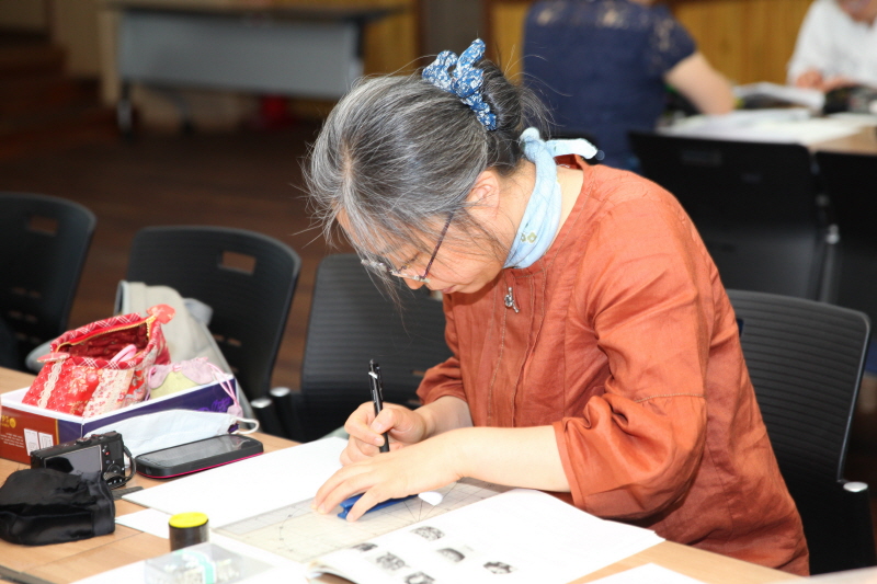 재단하는 학생들