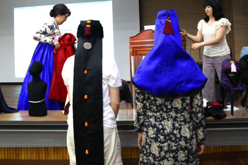 처네를 착용하는 학생들 뒷모습