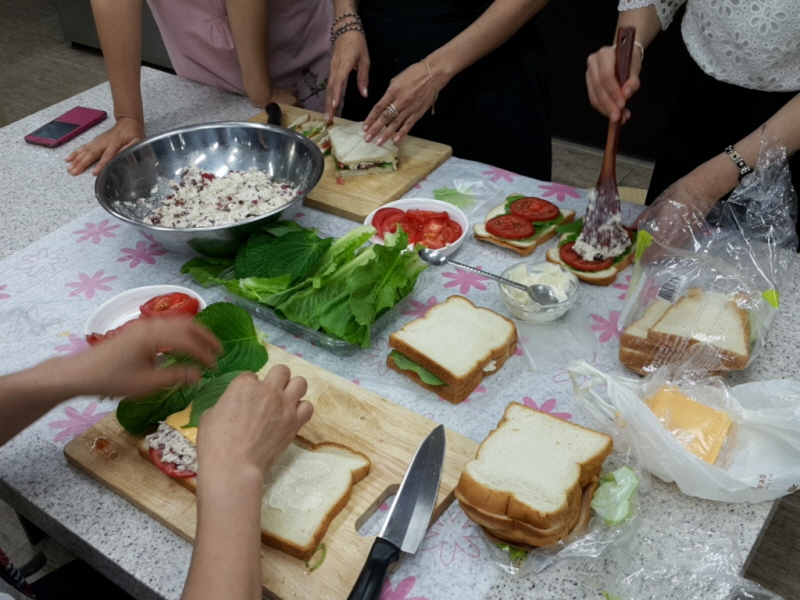 티푸드 준비하는 학생들