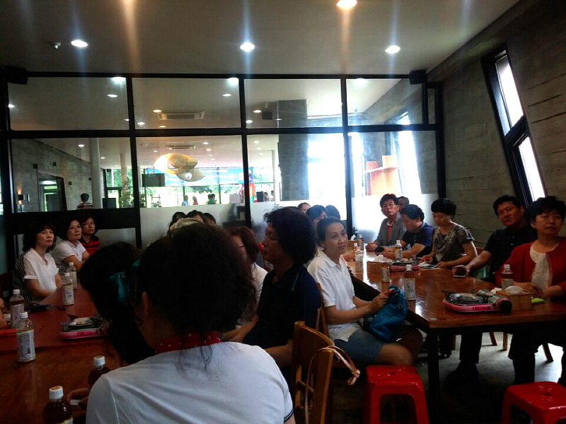 비비정마을 카페에서 설명을 듣는 학생들