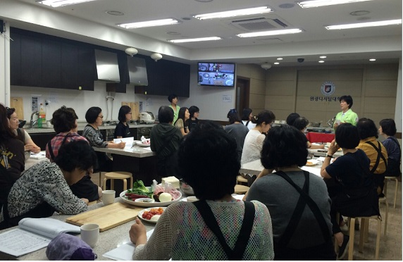 요리에 대해 설명하는 강사