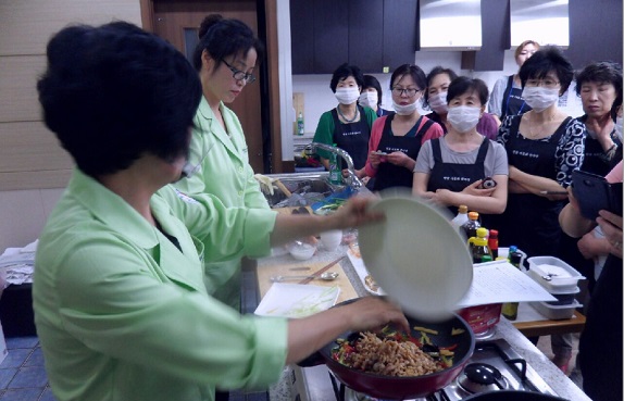 음식을 하는 모습