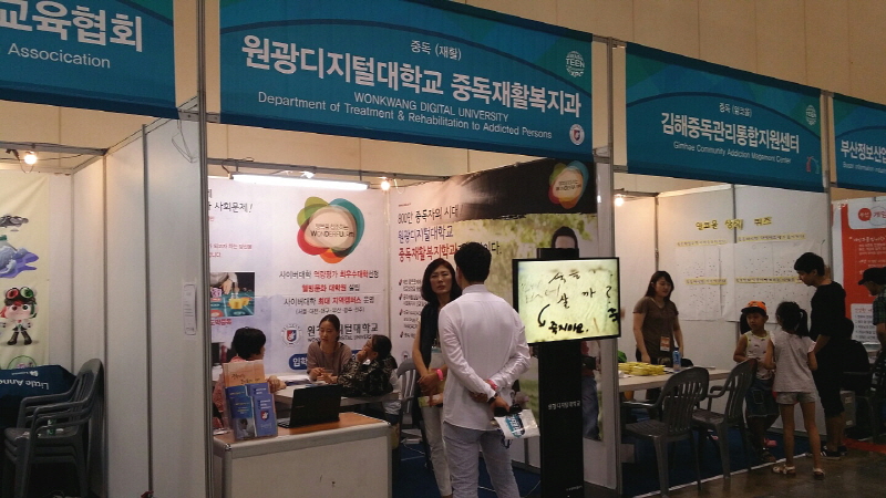 부스 운영중인 학생들