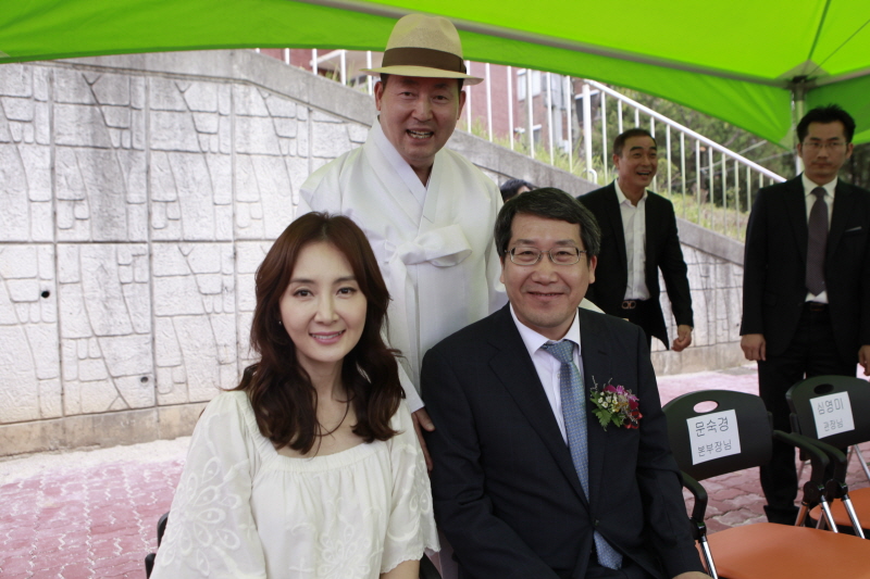 채시라, 남궁문 총장 등 관계자 기념 촬영