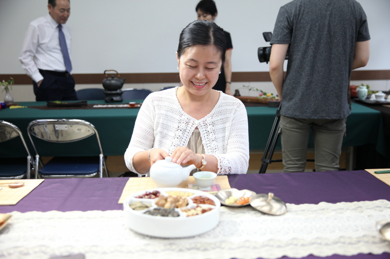 차 마시는 학생들 모습