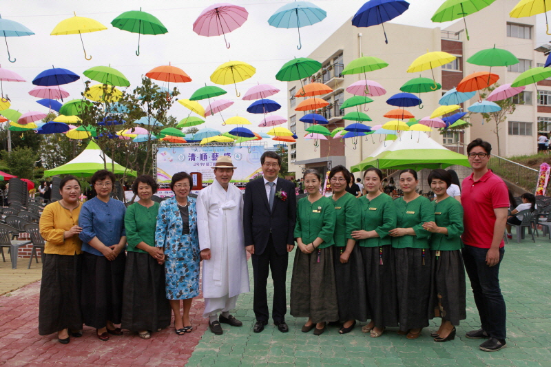 재학생들과 기념촬영