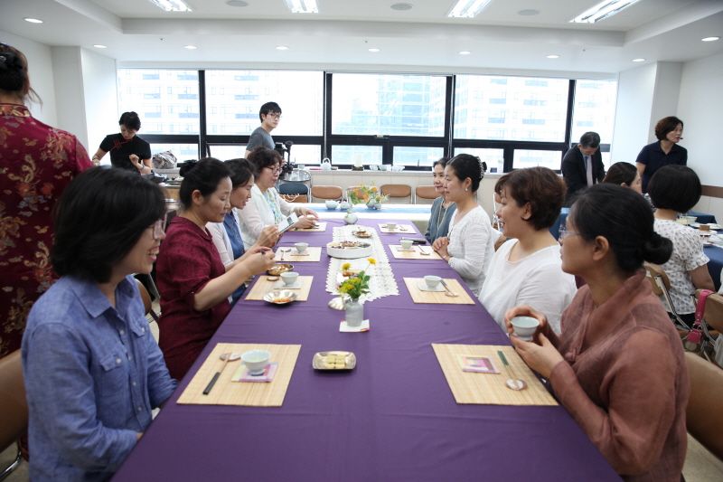 한국차 티테이블 준비하는 학생들