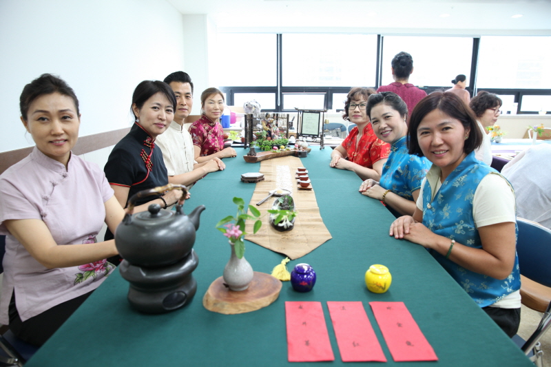 테이블 세팅하는 학생들