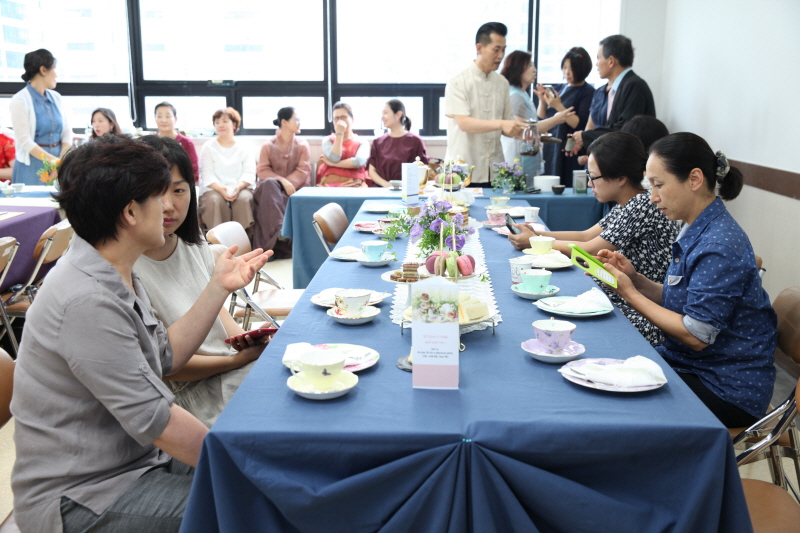 테이블 세팅 함께하는 학생들