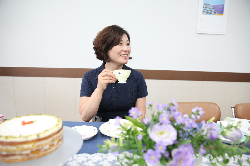 차 즐기는 학생 모습