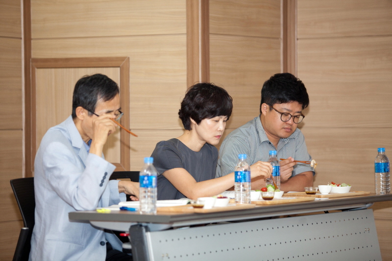 맛을 평가하는 교수진 모습