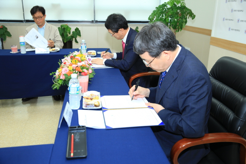 서명하는 양 기관장 모습