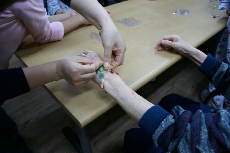 봉사활동하는 학생들과 좋아하는 어르신