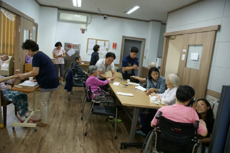 봉사하는 사회복지학과 학생들