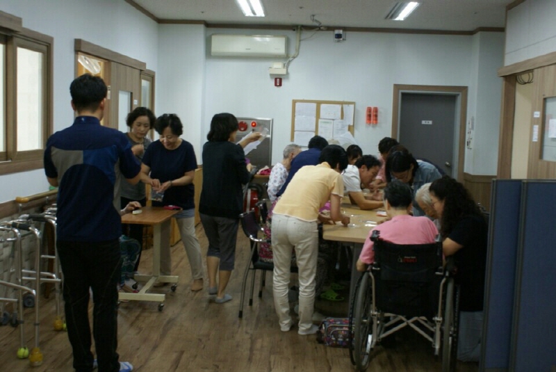 봉사활동 하는 학생들과 교수님